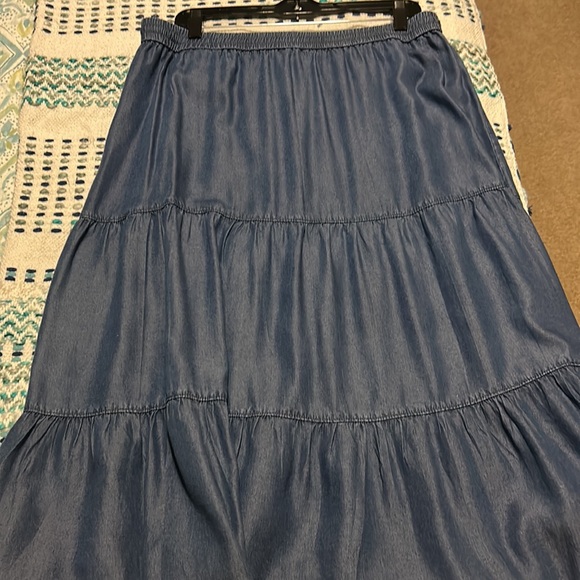 Jones New York tiered skirt - Picture 3 of 6